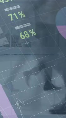 Modern ofiste yürüyen çeşitli iş adamları üzerinde finansal veri işleme animasyonu. küresel iş, finans, bağlantılar ve dijital arayüz konsepti dijital olarak oluşturulmuş video.