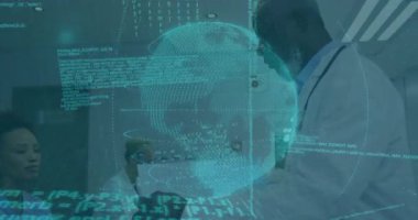 Meslektaşları tıbbi kodları incelerken doktorların kağıtları yerleştirmesi ve 3 boyutlu dünya turuna başlaması. Tıbbi, işbirliği, teknoloji, yenilik, sağlık, analiz, profesyonel