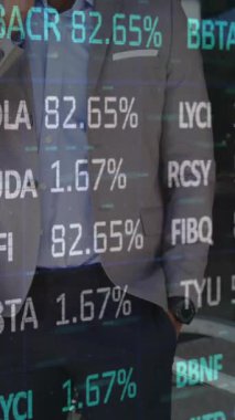 Telefonda konuşurken, iş adamı cam penceresinde borsa animasyonunu izliyor. Finans, teknoloji, şirket, yatırım, analitik, iletişim