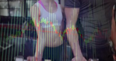 Antrenör ve müşteri kollarını indiriyor sonra da halterleri kıvırırken şamdanlar finans için çırpınıyor. Fitness, strength, training, motion, technology, health, performance