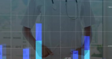 Veri güncellemesinde, kadın doktor mavi çubukların yükselişini izliyor, dünya haritasını kaplayan çizgi grafikleri. Sağlık, analitik, teknoloji, görselleştirme, tıbbi, veri, yenilik