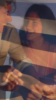 Çeşitli yerlerde uruguay bayrağı sallayarak kumsalda havai fişeklerin keyfini çıkarmanın animasyonu. Dijital bileşim, çoklu pozlama, birliktelik, krakerler, özgürlük, hükümet ve vatanseverlik kavramı.