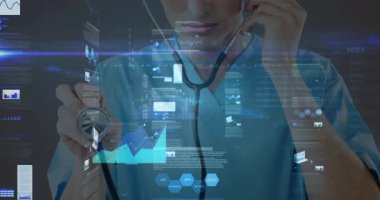 Doktor laboratuvarda steteskop diyaframını kaldırıyor, tarama için holografik pasta çizgisi çizelgeleri çağırıyor. Tıbbi, sağlık, teknoloji, tanı, veri, görselleştirme, analiz