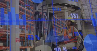 Forklift kullanan kadını çeken kamera depo ölçümlerini gözetliyor. Lojistik, veri analizi, endüstriyel, üretkenlik, otomasyon, verimlilik, teknoloji