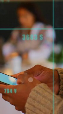 Ofiste akıllı telefon kullanan Afro-Amerikan bir adamın orta bölümündeki veri işleme animasyonu. İş veri teknolojisi kavramı