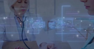 Kıdemli hekim hasta koluna steteskop yerleştiriyor ve holografik hayati işaret arayüzünü çalıştırıyor. Sağlık, teletıp, fütüristik, tıbbi, teknoloji, profesyonellik, teşhis
