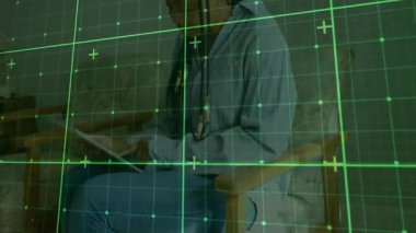 Yeşil şebeke taraması başlatılıyor. Teknisyen navigasyon sisteminde tabletle etkileşime geçiyor. Teknoloji, dijital, çağdaş, yenilik, iletişim, çalışma alanı, arayüz