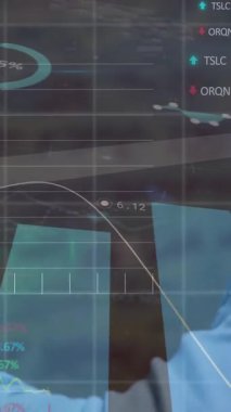 Finansal grafikleri analiz etmek, borsa verilerini ekranda görmek. Finans, yatırım, analitik, ticaret, ekonomi, şirket