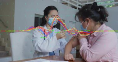 Doktor şırınga kullanarak aşıyı şişeden alıyor ve kollarını sıhhat için sıvadıktan sonra koluna enjekte ediyor. Tıbbi, sağlık, profesyonel, modern, klinik, hasta bakımı, sağlık