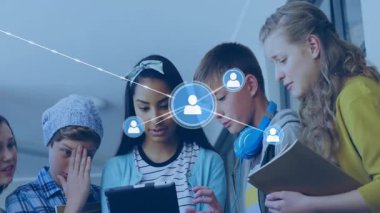 Öğrenciler tablete tıklıyor ve kullanıcı simgeleri sınıflar arasında çoğalıp bağlanırken işbirliği yapıyorlar. İşbirliği, eğitim, teknoloji, ağ, takım çalışması, yenilik, iletişim