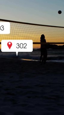 Çeşitli plaj voleybolcuları üzerinde dijital veri işleme animasyonu. Küresel spor, sosyal medya, bağlantılar, hesaplama ve veri işleme kavramı dijital olarak oluşturulmuş video.