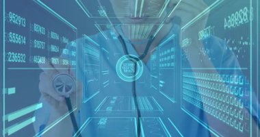 Holograma stetoskop diyaframı getiren doktor. Hayati istatistikleri tarayan grafikler. Tıbbi, teknoloji, yenilik, dijital, sağlık, fütürizm, arayüz