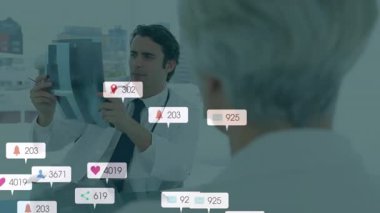 Doktor hastanın röntgenini inceliyor. Sosyal medya alarm simgelerine neden oluyor. Tıbbi, danışma, teknoloji, sağlık, dijital, profesyonellik, analitik