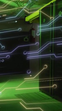 Sunucu odasındaki veri işleme ve şekillerin animasyonu. Küresel iş, teknoloji ve dijital arayüz kavramı dijital olarak oluşturulmuş video.