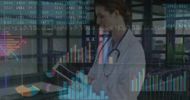 Kadın doktor tableti tıkırdatıyor ve nabız ölçen sağlık raporlarını inceliyor. Hasta bakımını yürütüyor. Tıbbi, teknoloji, profesyonel, veri, analiz, sağlık hizmetleri, dijital