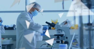 Laboratuvardaki bilim adamı vida sökme kapağını seçiyor örnek dağıtıyor yüzen üçgenlerle veri topluyor. Araştırma, yenilik, kesinlik, deney, sağlık, analitik, teknoloji