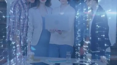 Dijital örtüşme zayıflıyor ve iş projesi verilerini analiz eden bir takım dizüstü bilgisayarın etrafında toplanıyor. Teknoloji, işbirliği, yenilik, modern, profesyonel, ağ oluşturma, analitik