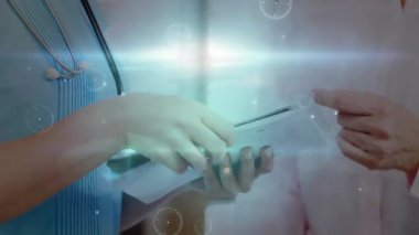 Doktor sağlık kayıtlarını gözden geçirip pano dağıtıyor. Veri örtüleriyle istişareyi tamamlıyor. Tıbbi, profesyonellik, sağlık, danışma, analitik, dijital, tanı