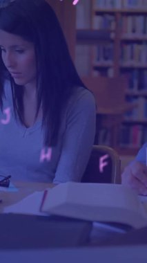 Üniversitede kütüphanede okuyan kadın ve erkeğin üzerinde yüzen birden fazla alfabe animasyonu. Okul ve eğitim kavramı