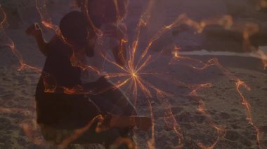 Gün batımında kumsalda kucaklaşan bir çifti gösteren bir film. Parlayan fraktal ışık çakıyor. Romantizm, şefkat, bağlantı, dinginlik, sıcaklık, samimiyet, manzara