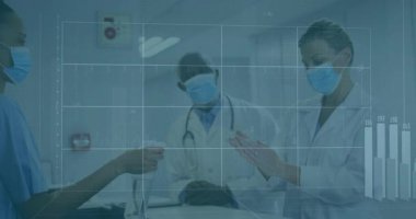 Mavi önlüklü hemşire hasta çizelgesini genişletirken EKG çubukları yaşam belirtilerini canlandırıyor. Tıbbi, sağlık, klinik, tanı, işbirliği, profesyonel, teknoloji