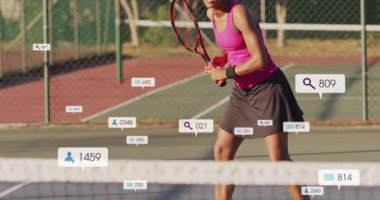 Yüzen veriler tenis oyuncusunun etrafında beliriyor ve spor analizlerini gösteriyor. Performans, teknoloji, spor, analitik, fitness, açık hava, rekabet