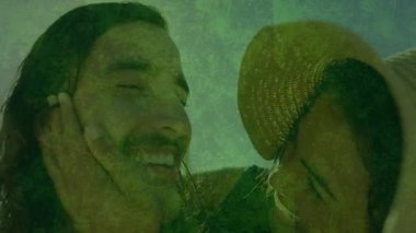 Yanak avuçlayan kadın, çiftlerin açık havada sevişmelerini tetikliyor. Canlandırılmış kalpler de moda şapkalarını destekliyor. Romantizm, şefkat, mutluluk, açık hava, eğlence, tarz, sağlık.