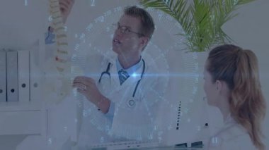 Doktor omurga modelini kaldırıyor. Omurgasını gösteren tıbbi hologramla hastaya dönüyor. Anatomi, eğitim, sağlık, görselleştirme, profesyonellik, öğrenme, tıbbi illüstrasyon