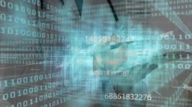 Kalemi odaklayan iş kadını hologram teknik analiz için veri gösterirken not alıyor. Gelecekçi, yenilikçi, teknoloji, veri, dijital, siber, profesyonel