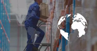 Depo işçisi sipariş üzerine merdiveni tırmanıyor, kutuyu alıyor, dünya grafiği zayıflarken alçalıyor. Sanayi, lojistik, ulaşım, envanter, verimlilik, dayanıklılık, profesyonel