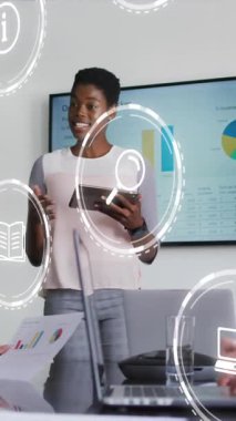 Ofiste sunum yapan Afrikalı Amerikalı kadınlara karşı birden fazla dijital ikon animasyonu. Bilgisayar arayüzü ve iş teknolojisi kavramı