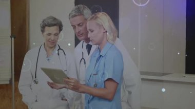 Doktorların sağlık verilerini yüzen çizgilerle gösteren tabletlerle dolu danışma alanına giren hemşire. Profesyonel, işbirliği, sağlık, teknoloji, fütüristik, takım çalışması, tıbbi