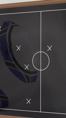 Beyazların arka planına karşı mavi ve beyaz futbol topu üzerinden futbol oyunu vektörü animasyonu. Dijital kompozit, çoklu pozlama, planlama, semboller, spor ve yarışma konsepti.