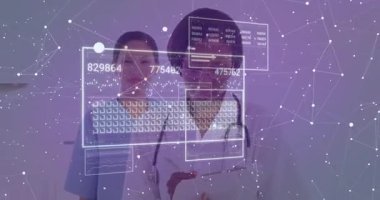 Tıbbi analiz için kaybolan ağın tetiklediği yüzen panelleri tıkırdatan doktor, hemşire gözlemliyor. Dijital, sağlık, fütüristik, analiz, işbirliği, teknoloji, görselleştirme