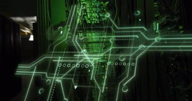 Yeşil devreyi başlatan yanıp sönen sunucu rafı LED 'leri takip eden veri akışlarını örtüyor ve geçişi gösteriyor. Teknoloji, siber güvenlik, dijital, ağ, altyapı, yenilik, bağlantı