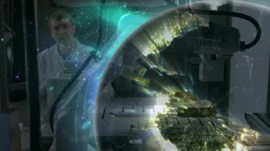 Laboratuvar teknisyeni kontrol panelini etkinleştiriyor ve endüstriyel verileri haritalayan holografik küreyi cisimleştiriyor. Teknoloji, yenilik, holografi, biyofarmasötik, görselleştirme, mühendislik, gelecek