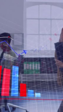 Ofisteki akıllı telefondan konuşan iş kadınının istatistiksel veri işleme animasyonu. Bilgisayar arayüzü ve iş veri teknolojisi kavramı