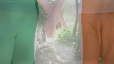 Olgun kadın ve erkek ağırlıklarını değiştiriyor ve birbirine kenetlenmiş eller üç renkli kaplama ile sağlığa teşvik ediyor. Romantizm, şefkat, bağlantı, bağlılık, samimiyet, açık hava, uyum