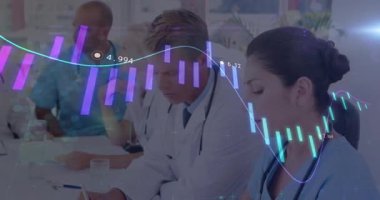 Erkek doktor, tedavi planlaması için hasta dosyalarını analiz eden bir ekip oluşturmak üzere kalem yetiştiriyor. İşbirliği, takım çalışması, sağlık, analitik, profesyonellik, tartışma, strateji