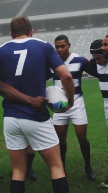 Stadyumdaki erkek rugby oyuncuları üzerinde siyah şekillerin canlandırılması. spor ve yarışma konsepti dijital olarak oluşturulmuş video.