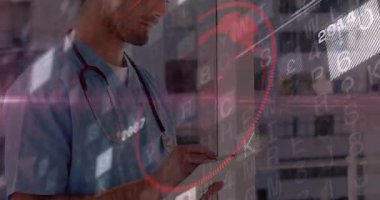 Doktor tableti tıklatıyor ve verileri gözden geçirirken yılların güncellemesini yapıyor ve kameraya gülümsüyor. Tıbbi teknoloji, dijital sağlık, yenilik, profesyonel, geleceksel, veri analizi, güven