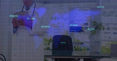 Doktor tıkırtı panosu ve cam bölmesindeki küresel sağlık ölçümlerini tarıyor. Profesyonel, teknoloji, veri görselleştirme, çalışma alanı, analiz, yenilik, kentsel