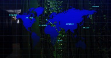 Dünya haritasında animasyon, ölçümler, ağ bağlantısını genişleten kavisler yer alıyor. Teknoloji, bağlantı, veri, altyapı, siber güvenlik, dijital, yenilik