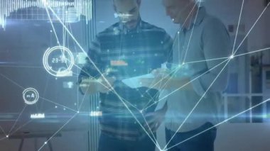 Ofisteki belgeleri inceleyen ve hologramlarla imzalayan iki meslektaşım var. Profesyonel, işbirliği, teknoloji, veri, yenilik, çalışma alanı, fütüristik