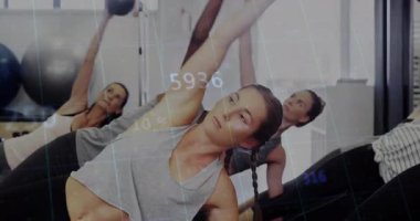 Ön sıradan bir kadın kollarını indiriyor ve spor kamerasıyla vücut tonlama çekirdeğinin altına tıp topu atıyor. Zindelik, güç, takım çalışması, egzersiz, sağlık, atletizm, kararlılık