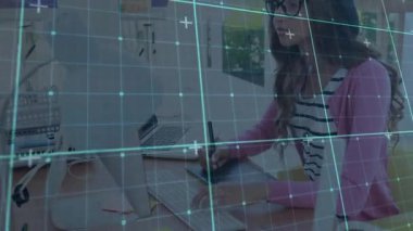 Tablet üzerinde çizim yapan kadın grafik tasarımı için düğmeyi ayarlarken dijital şebeke örtüsü beliriyor. Yaratıcı, modern, açıklayıcı, teknoloji, çalışma alanı, yenilikçi, renkli