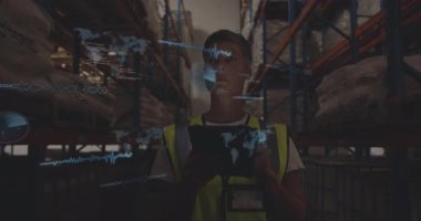 Depo müdürü koridora giriyor, tabletle hisse senetlerini onaylıyor ve kafanın etrafında 3 boyutlu grafikler gösteriyor. Teknoloji, lojistik, envanter, dijital, veri, sanayi, analitik