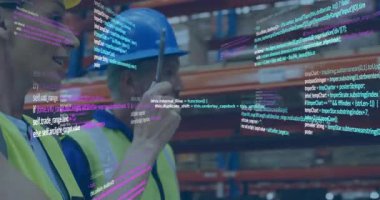 Kadın işçi işaret ediyor, kod üst üste yerleştiriliyor. Meslektaşım da envanter kontrolü için kutuları tarıyor. Lojistik, otomasyon, takım çalışması, sanayi, veri, teknoloji, koordinasyon