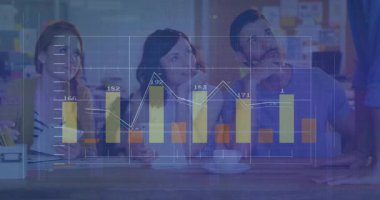 Takım, iş toplantılarında veri içgörülerine rehberlik eden sunucu olarak bar ve hat çizelgelerini analiz ediyor. İşbirliği, analitik, dijital, yenilik, beyin fırtınası, takım çalışması, profesyonel