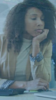 Grafiklerin animasyonu, düşünceli bir kadının dizüstü bilgisayara bakması. Dijital bileşik, çoklu pozlama, rapor, iş, büyüme, borsa ve teknoloji kavramı.